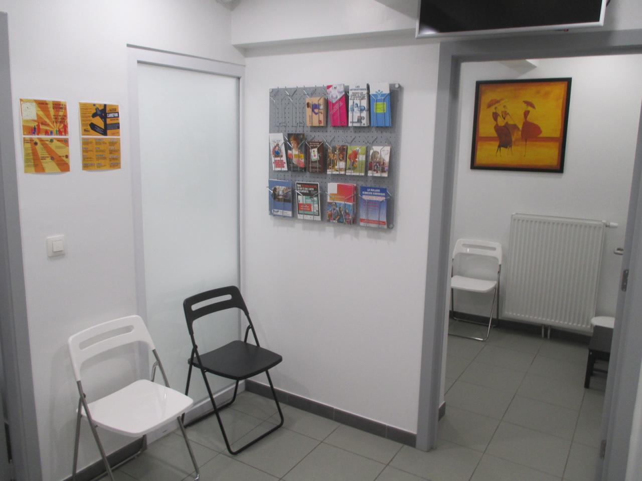 Maison Médicale Humilis : salle d'attente arrière et coin enfants